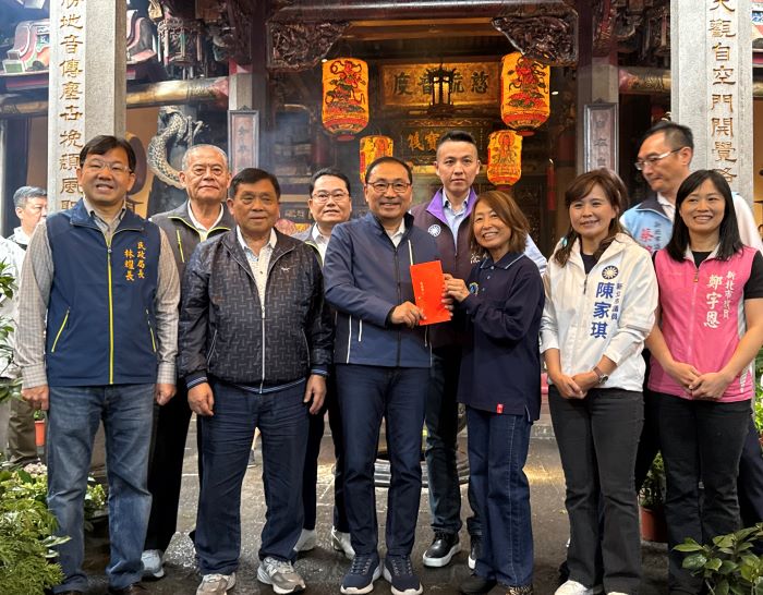 《圖說》侯友宜市長致贈龍山寺香油錢,並感謝普薩庇佑淡水越來越好。〈民政局提供〉
