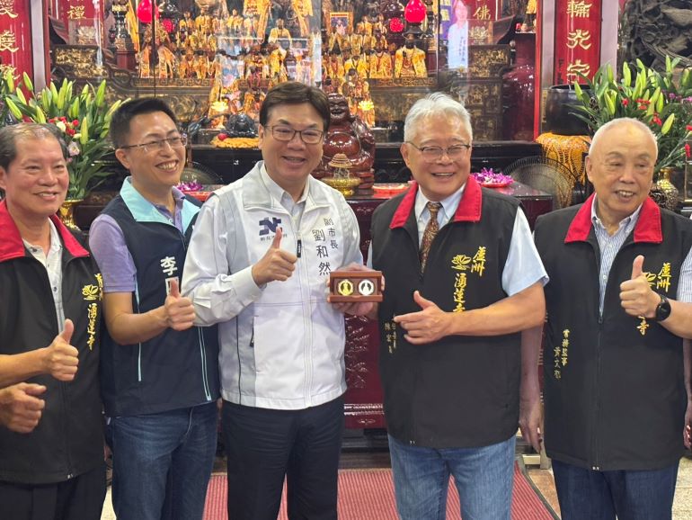 《圖說》湧蓮寺主委陳宏昌(右2)回贈市府觀音佛祖菩薩錢母金幣,並表示廟方將持續秉持觀音佛祖慈悲精神,作在地學子最堅實的後盾。〈民政局提供〉