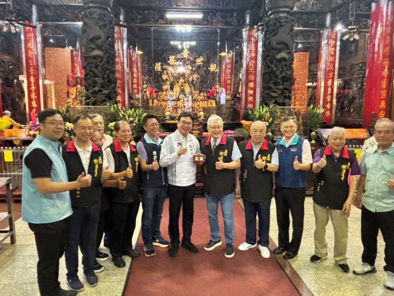 《圖說》蘆洲湧蓮寺今日舉行獎助學金頒獎典禮,副市長劉和然、湧蓮寺主委陳宏昌與地方仕紳,共同合影留念。〈民政局提供〉
