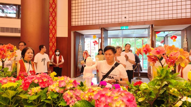 《圖說》信眾們於佛前，恭敬以香湯沐浴太子佛聖像，象徵洗滌內心煩惱塵垢。〈靈鷲山佛教教團提供〉