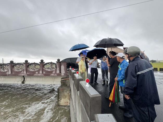 張麗善縣長一早至水林勘查萬興大排溢淹情形