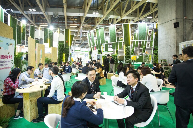 金沙中國作為澳門會展業的積極推動者，多年來充分發揮旗下世界級綜合旅遊休閒設施的優勢，為澳門提升舉辦大型會展活動的承載能力及競爭力。截至目前，公司在澳門累計舉辦近12,800項會展活動，共吸引來自全球一共逾1,570萬人次參展，持續推動澳門成為大中華、亞洲、以至全球的重要會展旅遊目的地之一。（圖為2018年澳門國際環保合作發展論壇及展覽）