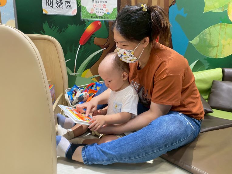 《圖說》位於中和民享公托中心附設親子館定點臨托,托育人員帶著幼兒探索繪本故事。〈社會局提供〉