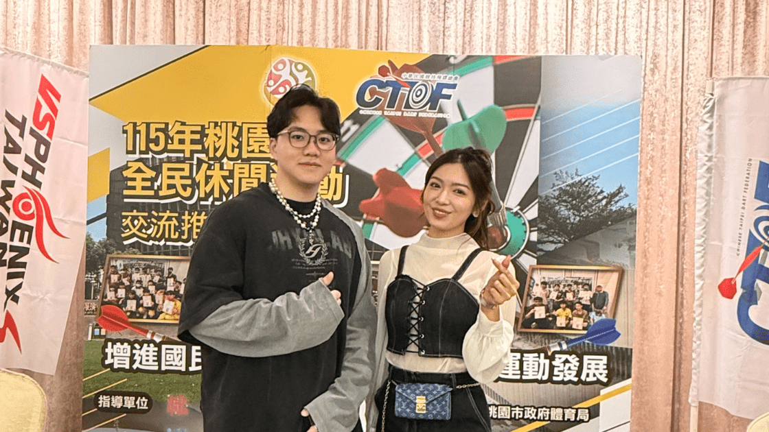 宏林跨媒體行銷長程品恆(左)共同出席活動,力挺劉倩妏(右)出任飛鏢運動推廣大使。