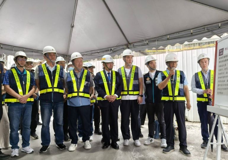 《圖說》侯友宜視察「新莊文德段公辦都更案」工地,關切施工進度與公共安全。〈民政局提供〉