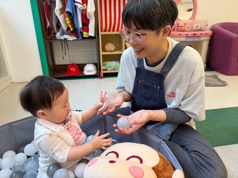 《圖說》新莊昌隆親子館定點臨托托育人員陪幼兒玩球池。〈社會局提供〉