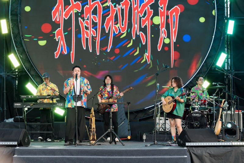 《圖說》A_Root同根生於2026新北夏至音樂節演出，以融合傳統元素與當代聲響的獨特風格，為活動揭開序幕。〈文化局提供〉