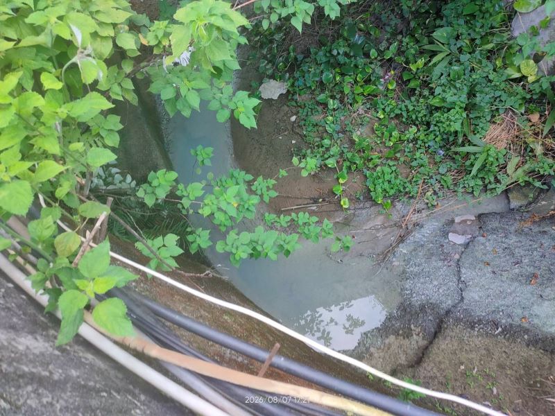 《圖說》五股坑溪坑溪遭油漆廢水污染呈白色混濁狀。〈環保局提供〉