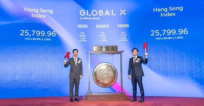 今日Global X 恒生高股息率增強收益 ETF (3555) 正式上市，未來資產環球投資（香港）聯席行政總裁兼首席投資官 – ETF 霍浩華先生(左), 未來資產環球投資（香港）聯席行政總裁兼首席營運總監金炳夏先生(右)