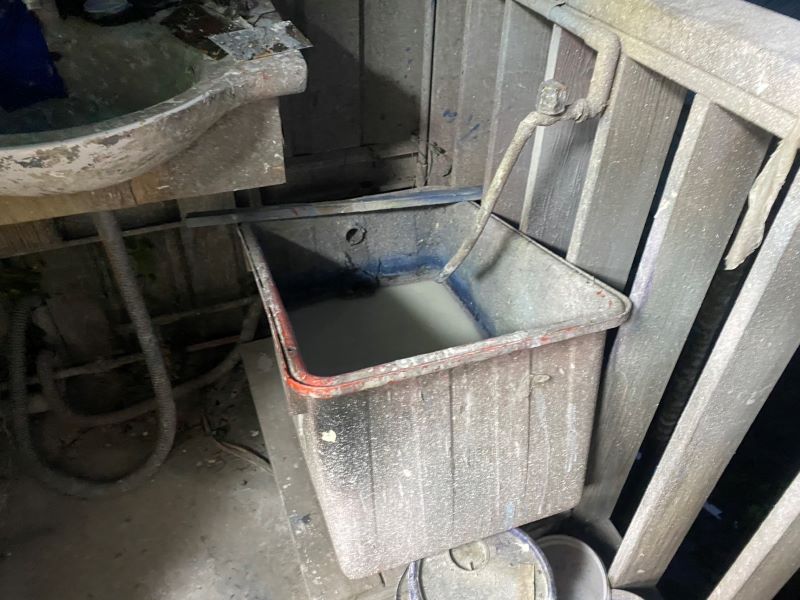 《圖說》工程行污水管線破裂,致清洗油漆刷具廢水流入五股坑溪。〈環保局提供〉