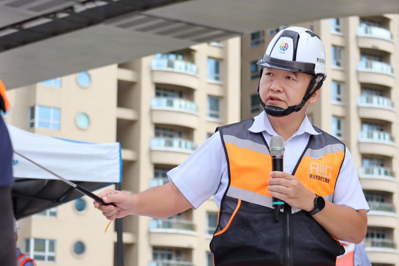 《圖說》工務局長馮兆麟簡報說明淡北道路各工區進度。〈工務局提供〉