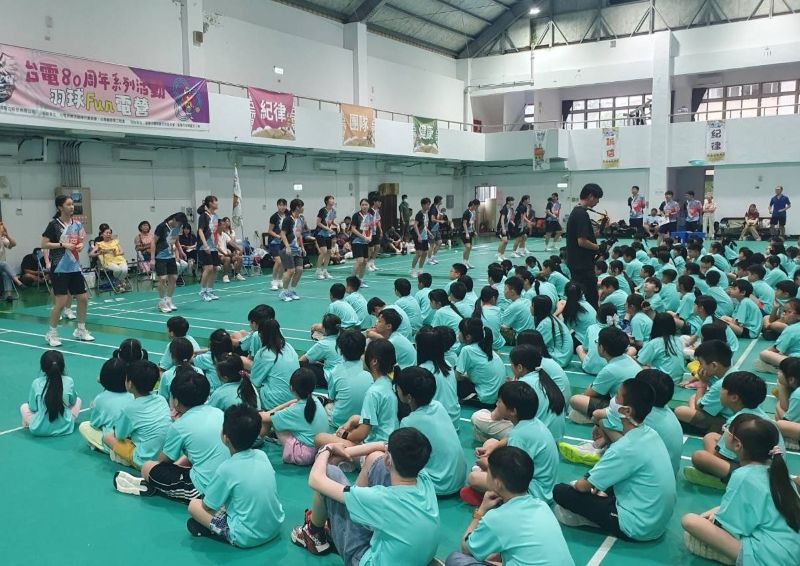 《圖說》專業教練帶領學童進行舞蹈教學，現場氣氛熱絡。〈台電提供〉