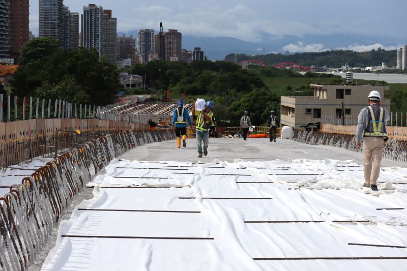 《圖說》淡北道路持續施工中,工務局督促施工團隊做好管理,確保工程品質與進度。〈工務局提供〉