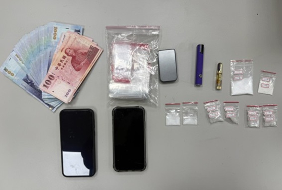 ▲圖說：警方當場查扣海洛因、安非他命、大麻煙彈、磅秤、夾鏈袋1批、手機及販毒所得3萬餘元等證物            （圖／台中市政府 提供）
