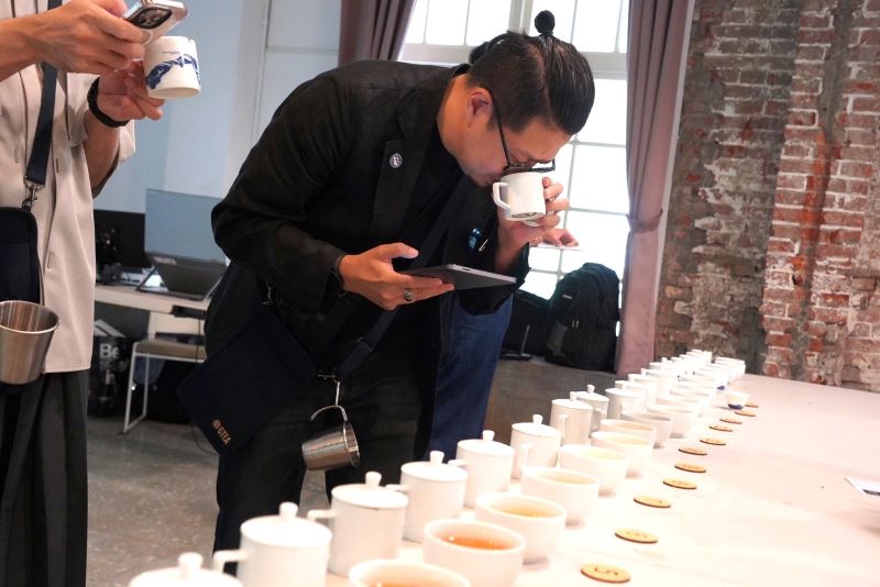 《圖說》講茶學院湯家鴻老師是本屆賽事評審長,以最全面且嚴苛的精品茶評鑑視角,為參賽茶品的品質與風味評分。〈農業局提供〉