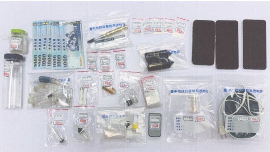 ▲圖說：警方於龔嫌住處起獲依托咪酯粉末、海洛因、安非他命、依托咪酯煙油、空煙彈、電子煙桿、喪屍煙彈、吸食器、現金7仟元及手機等證物            （圖／台中市政府 提供）