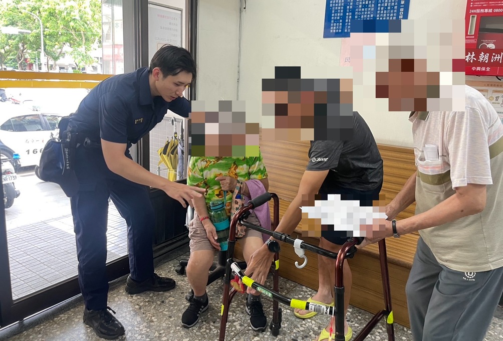 ▲圖說：員警將陳姓阿嬤載回民權派出所休息，並通知家屬前來            （圖／台中市政府 提供）