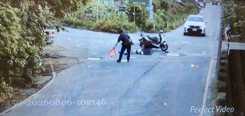 《圖說》員警於現場布置警示牌。〈中和分局提供〉